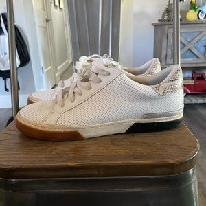 White sneakers size 9